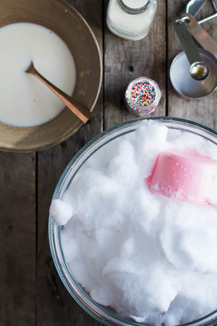  Recette de crème de neige au chocolat - La crème de neige est essentiellement de la crème glacée à base de neige. C'est amusant et facile à faire et toujours un grand succès avec les enfants!