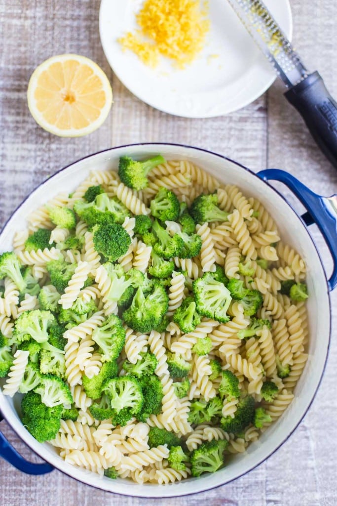 Vegan Lemon Broccoli Pasta Salad- this recipe is VERY quick and easy to make as well as a dairy-free and healthy alternative!!