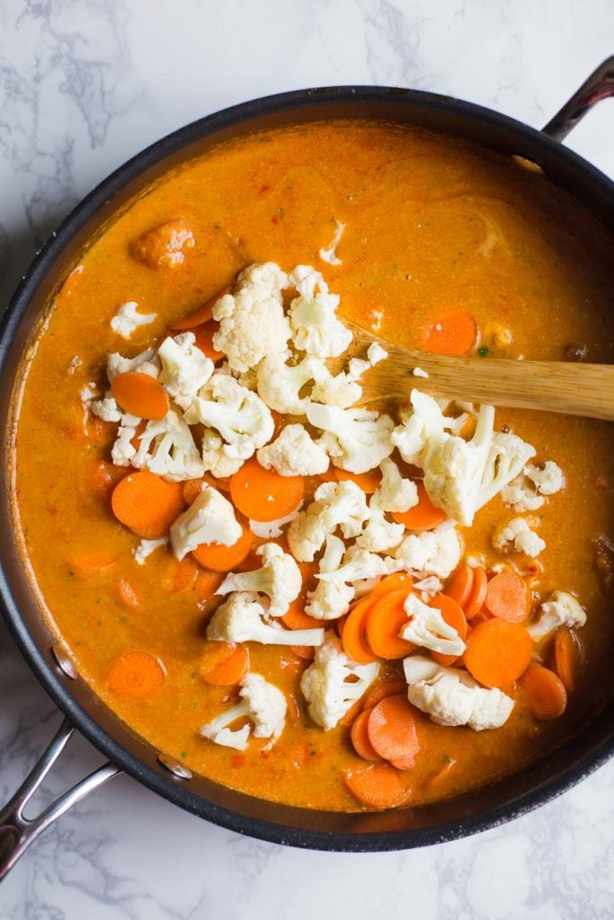 coliflor y zanahorias en salsa tikka masala