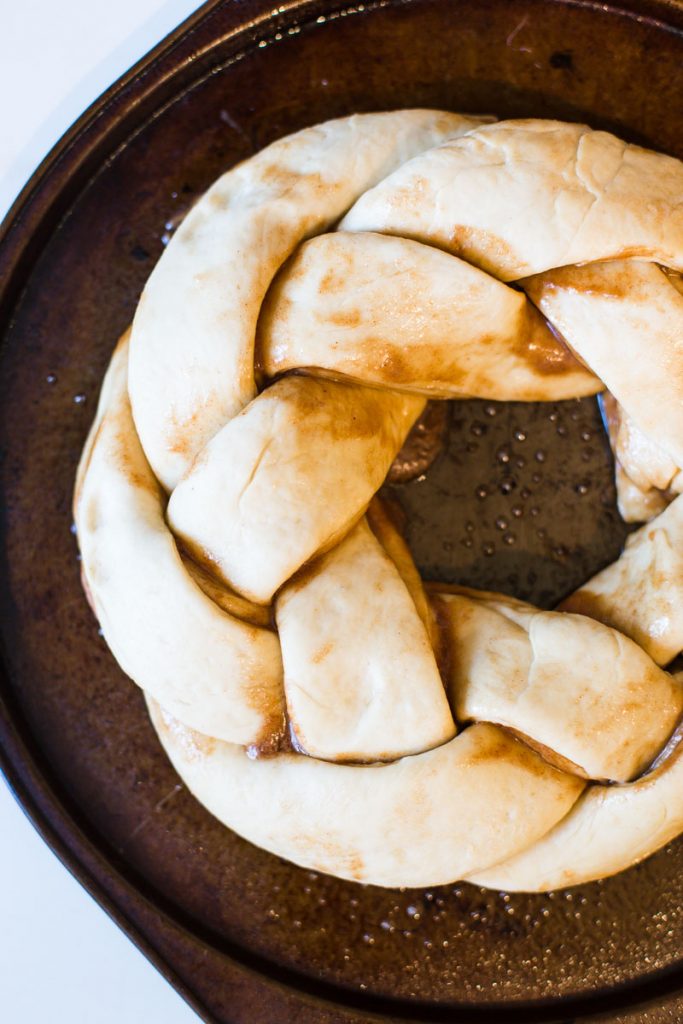 Vegan King Cake- this traditional Mardi Gras King Cake is fully vegan and very easy to make! Perfect for parties or just for fun!