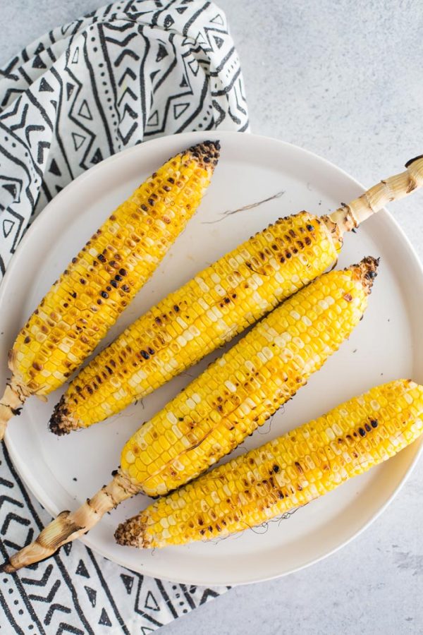 Easy Mexican Street Corn- deze straat maïs is super makkelijk te maken op de grill en is het perfecte bijgerecht waar iedereen van zal genieten!