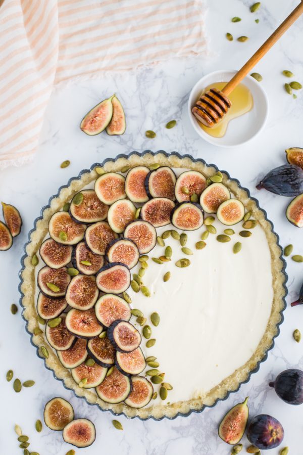 No Bake Fig Pie- this easy no bake pie is creamy, delicious, and ready in just 4 hours! It's topped with fresh figs and the perfect pretty pie for a party!