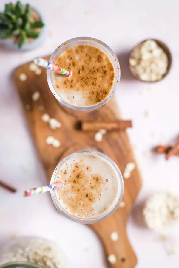 Cinnamon Roll Smoothie- easy, vegan, and delicious!