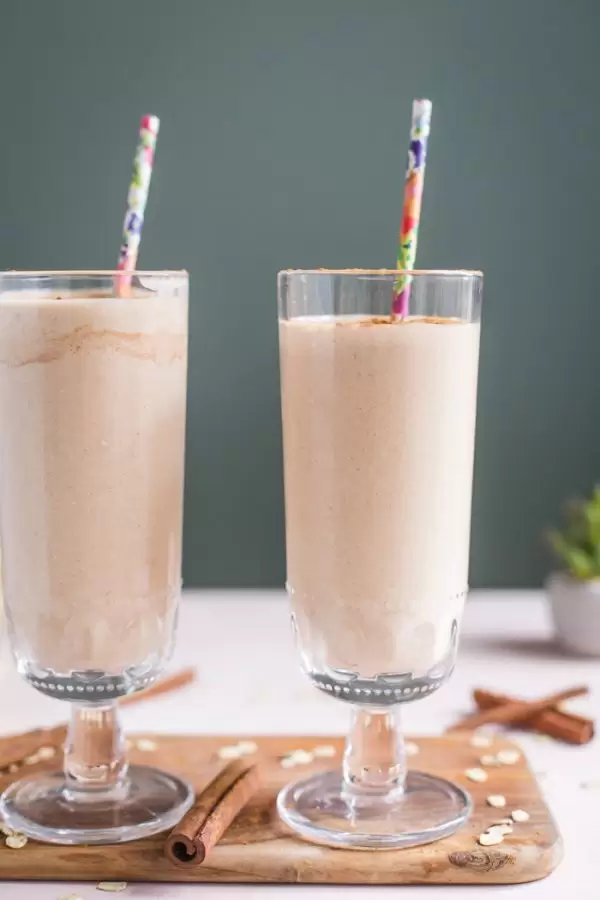 Cinnamon Roll Smoothie- easy, vegan, and delicious!