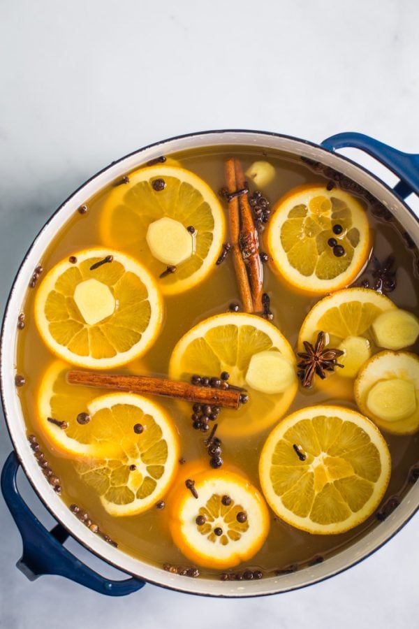 Slow Cooker Mulled Cider- this crockpot apple cider is very easy to make and will leave your house smelling amazing for the holidays! Perfect for parties