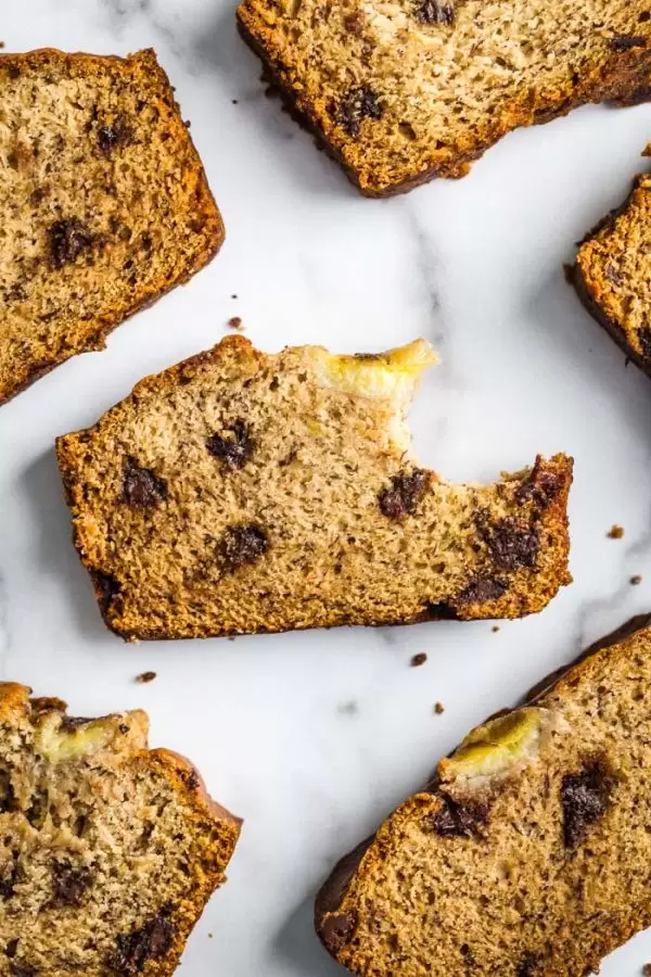  Chocolate Chip Vegan Banana Bread- this recipe comes together in ONE BOWL and seriously tastes amazing! The perfect vegan breakfast or snack. #bread #vegan #baking