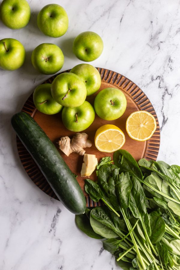 ingredients to make green juice: green apples, cucumber, lemon, ginger and spinach