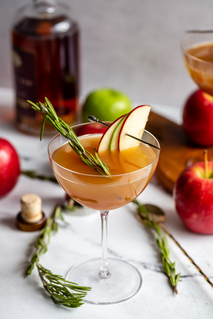 https://foodwithfeeling.com/wp-content/uploads/2020/11/apple-cider-cocktail-7.jpg