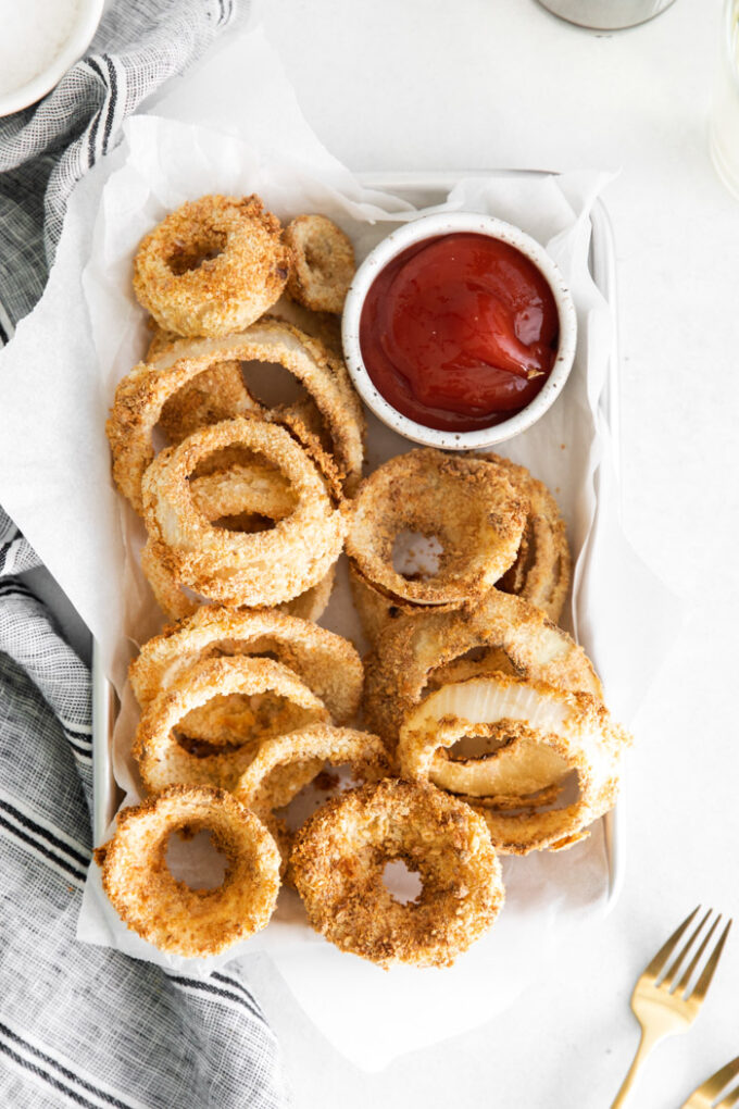 onion rings served with ketchup 