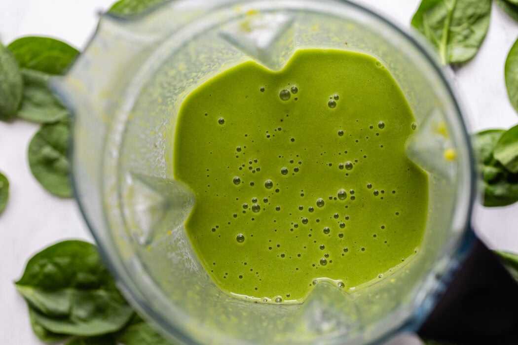 spinach green smoothie recipe in a blender