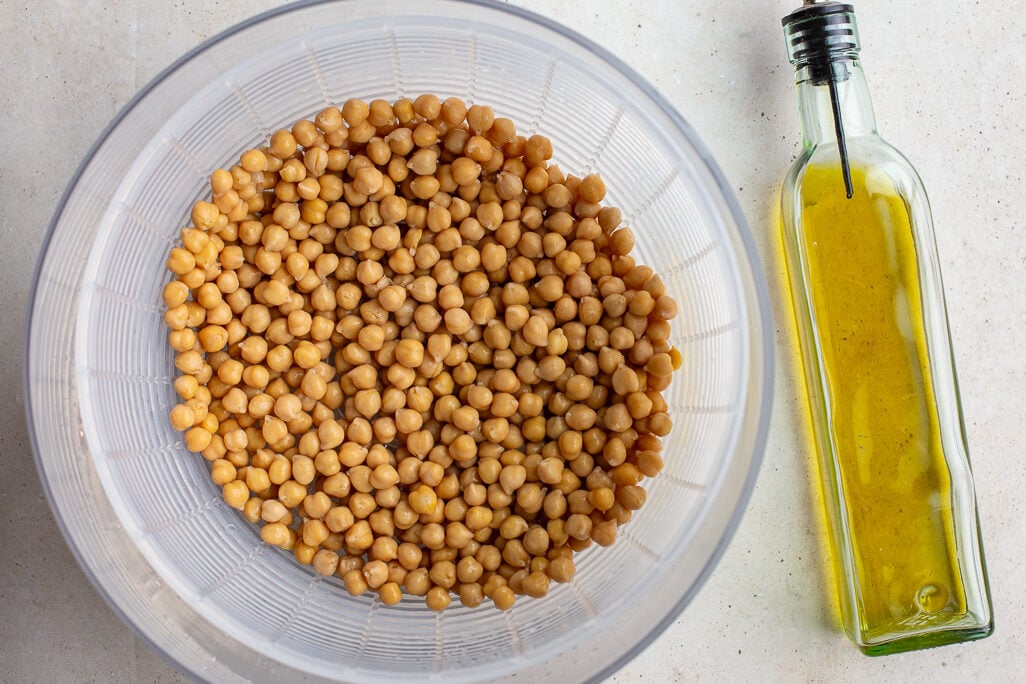 ingredients needed for oven roasted chickpeas: chickpeas and olive oil