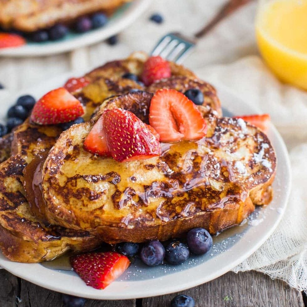 Easy French Toast- this recipe is a classic and a staple weekend breakfast in our house! The whole family loves it!