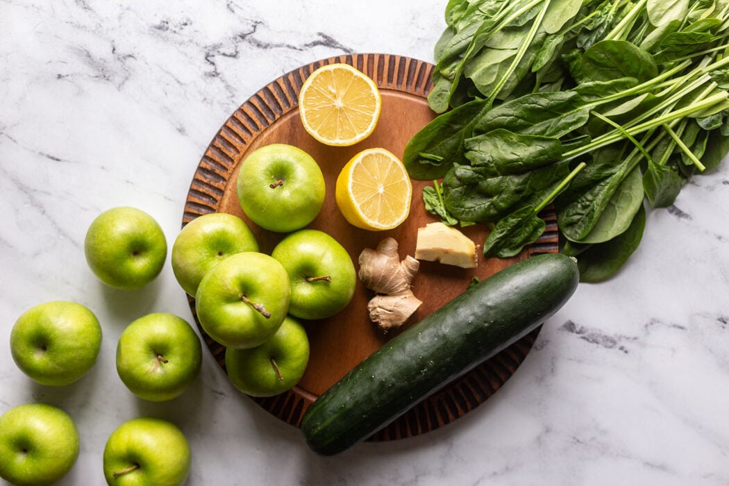 ingredients to make green juice: green apples, cucumber, lemon, ginger and spinach